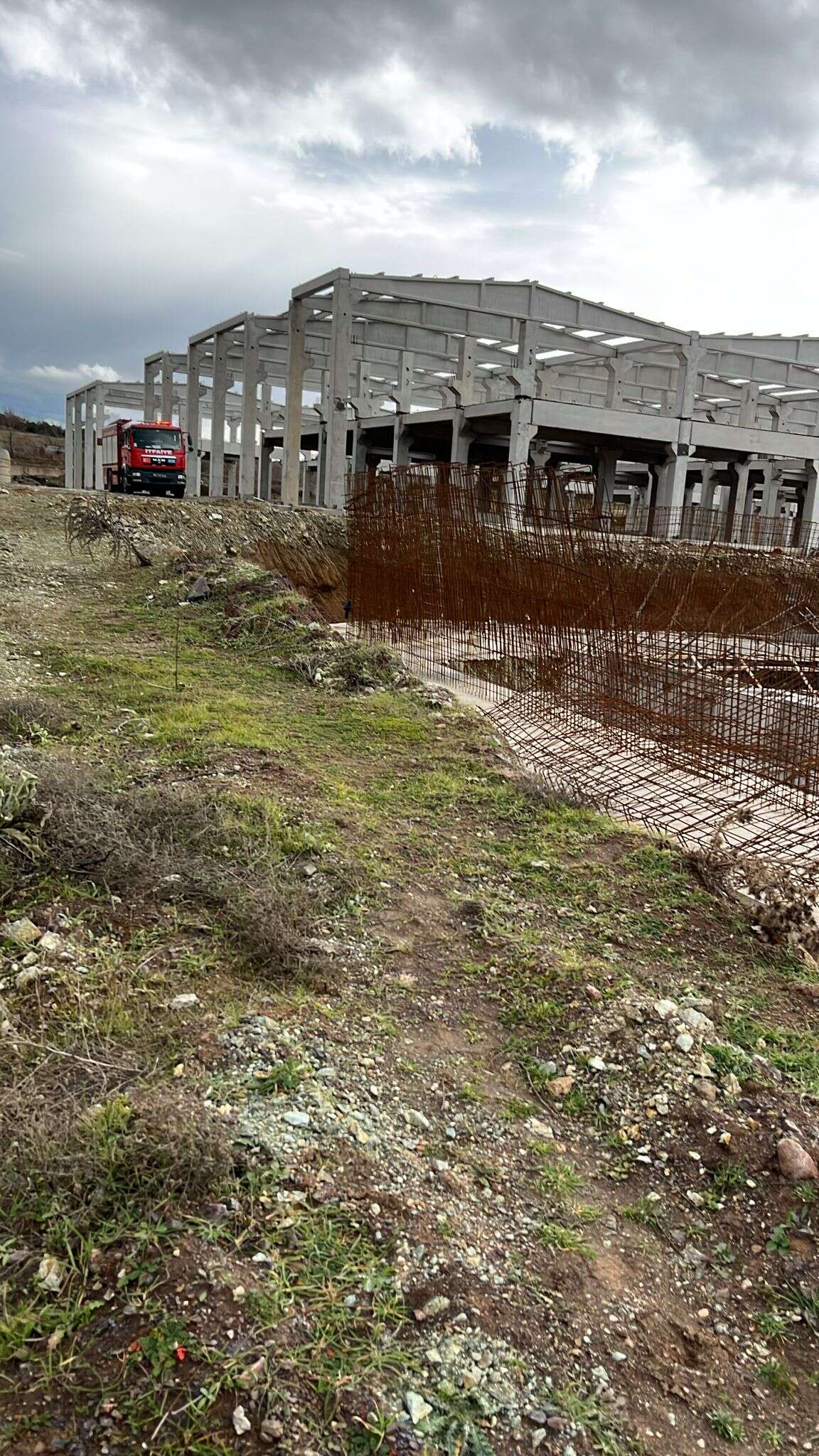 İşçiler tonlarca betonun altında kaldı! 1 ölü, 2 yaralı var 10